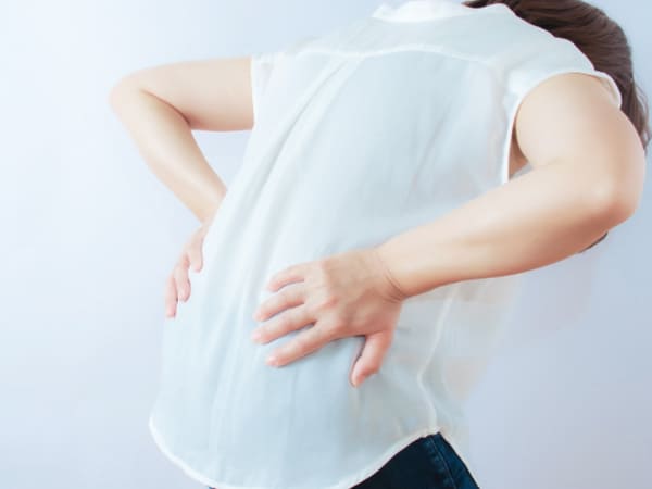 腰痛に悩む女性