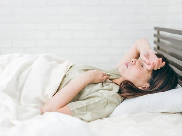 頭痛で眠れない女性