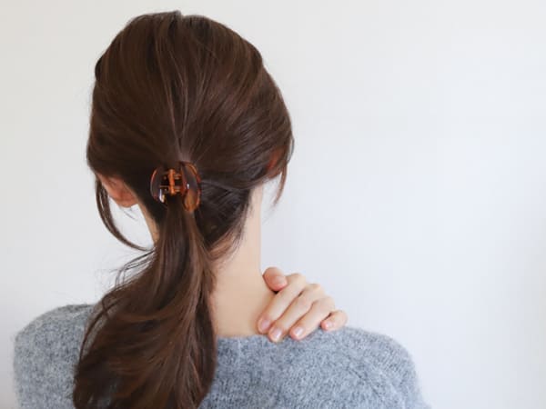 首を痛めた女性