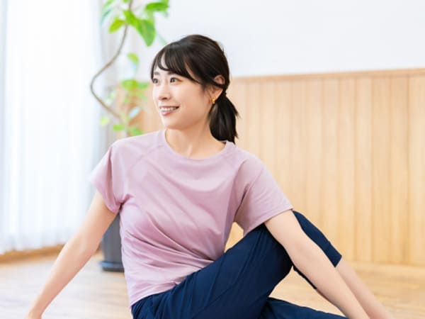 ストレッチをする女性