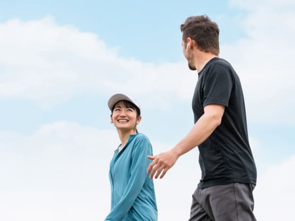 ウォーキングする男女