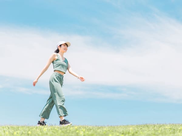 ウォーキングする女性