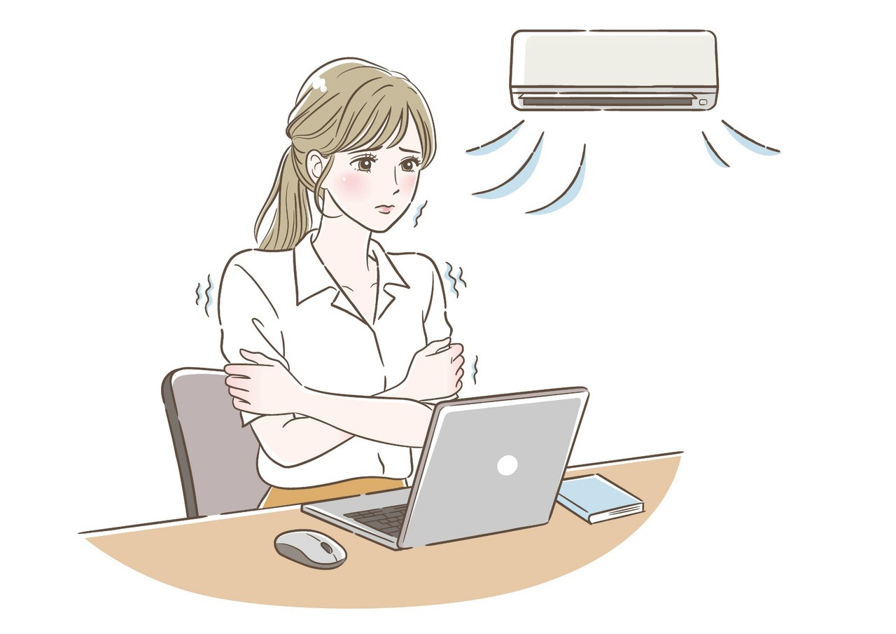 冷房で身体がつらいデスクワークの女性